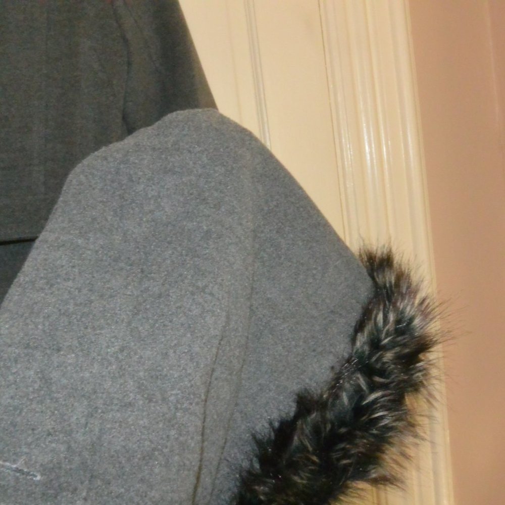 Grey Long Coat with faux fur hood size 42 - Picture 11 of 13